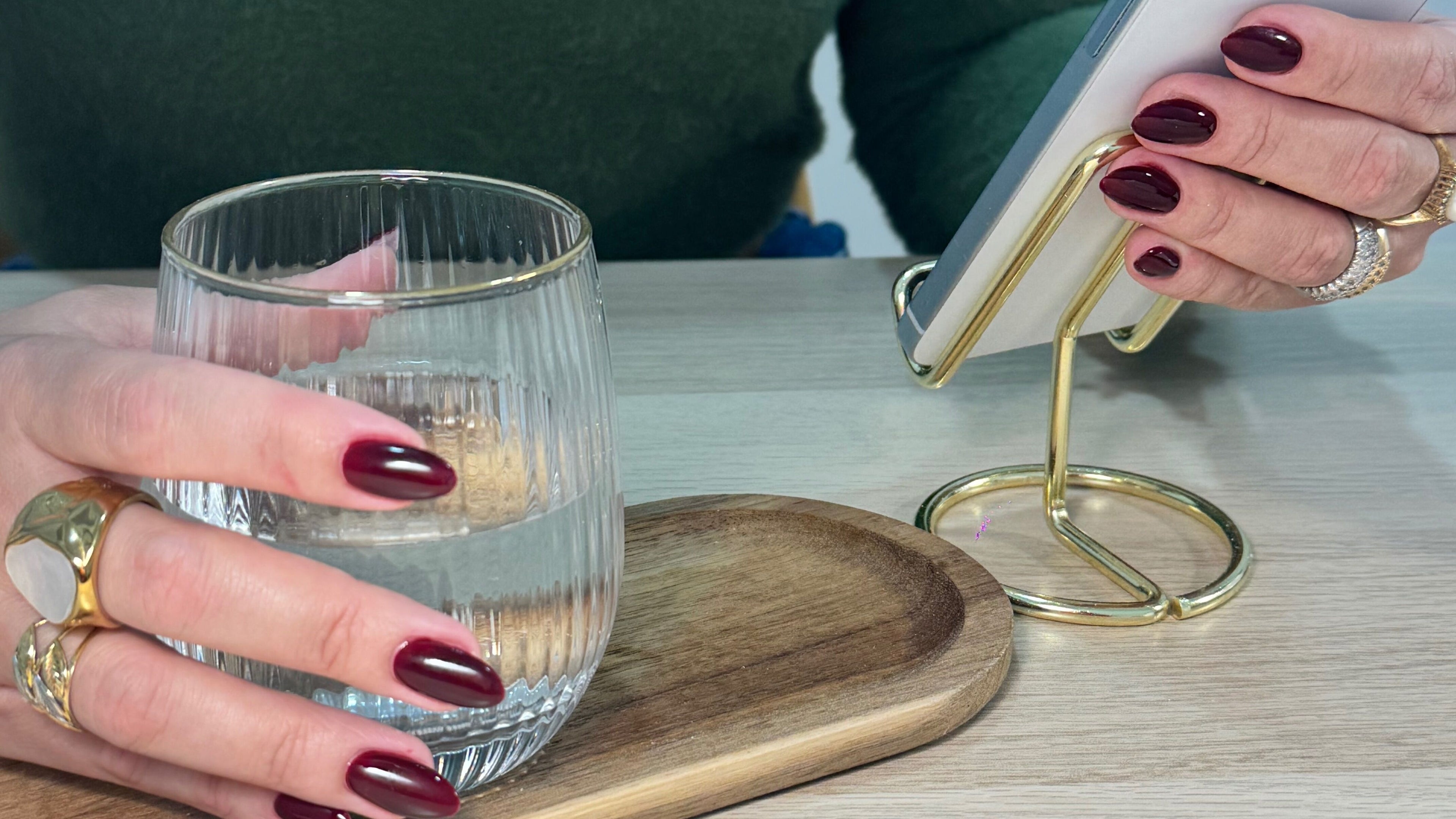 Unhas elegantes com esmalte escuro no Thalita Ramos Nails Atelier, Lisboa, Lisboa, PT.