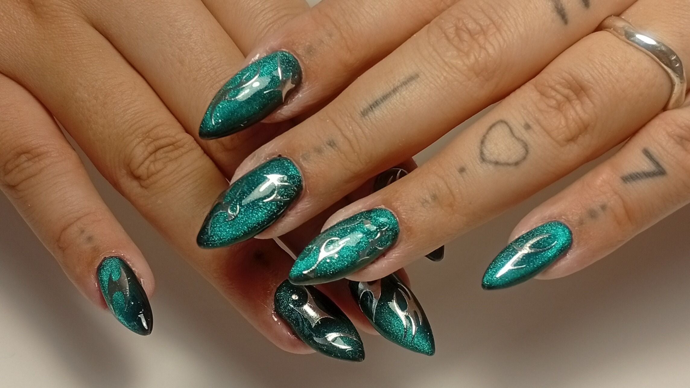 Unhas decoradas em verde metálico no Heloísa Nails Salon, Lisboa, Lisboa, PT.