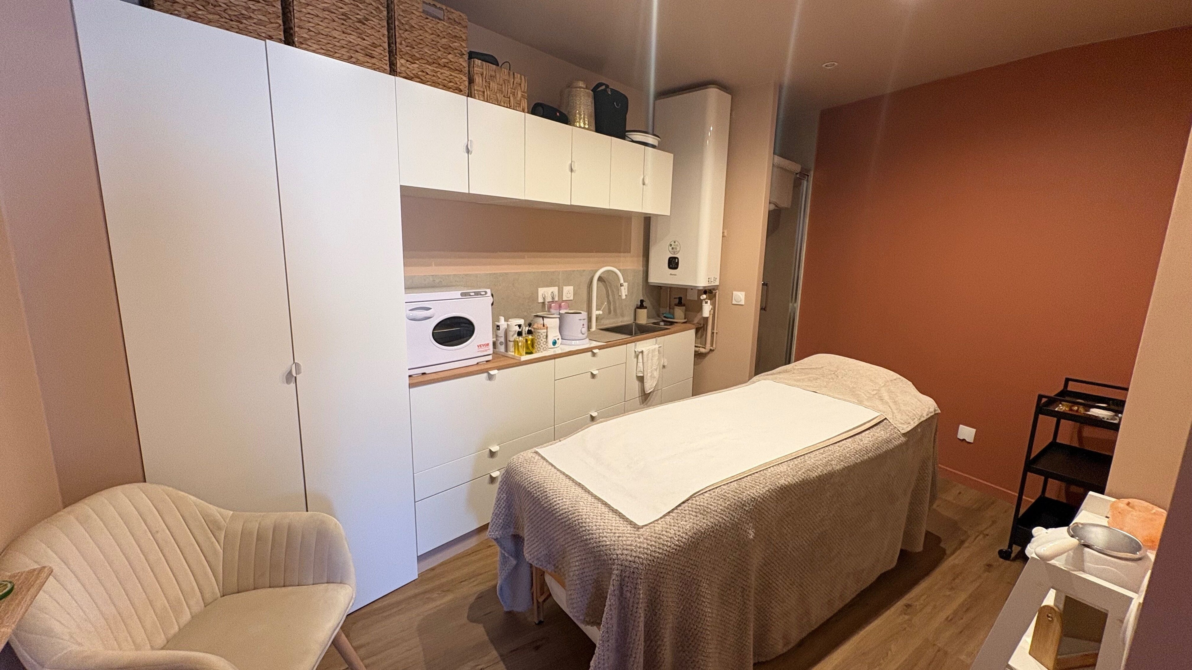 Salle de soins apaisante à Les Petites Mains De Pauline, Follainville-dennemont, Île-de-france, FR.