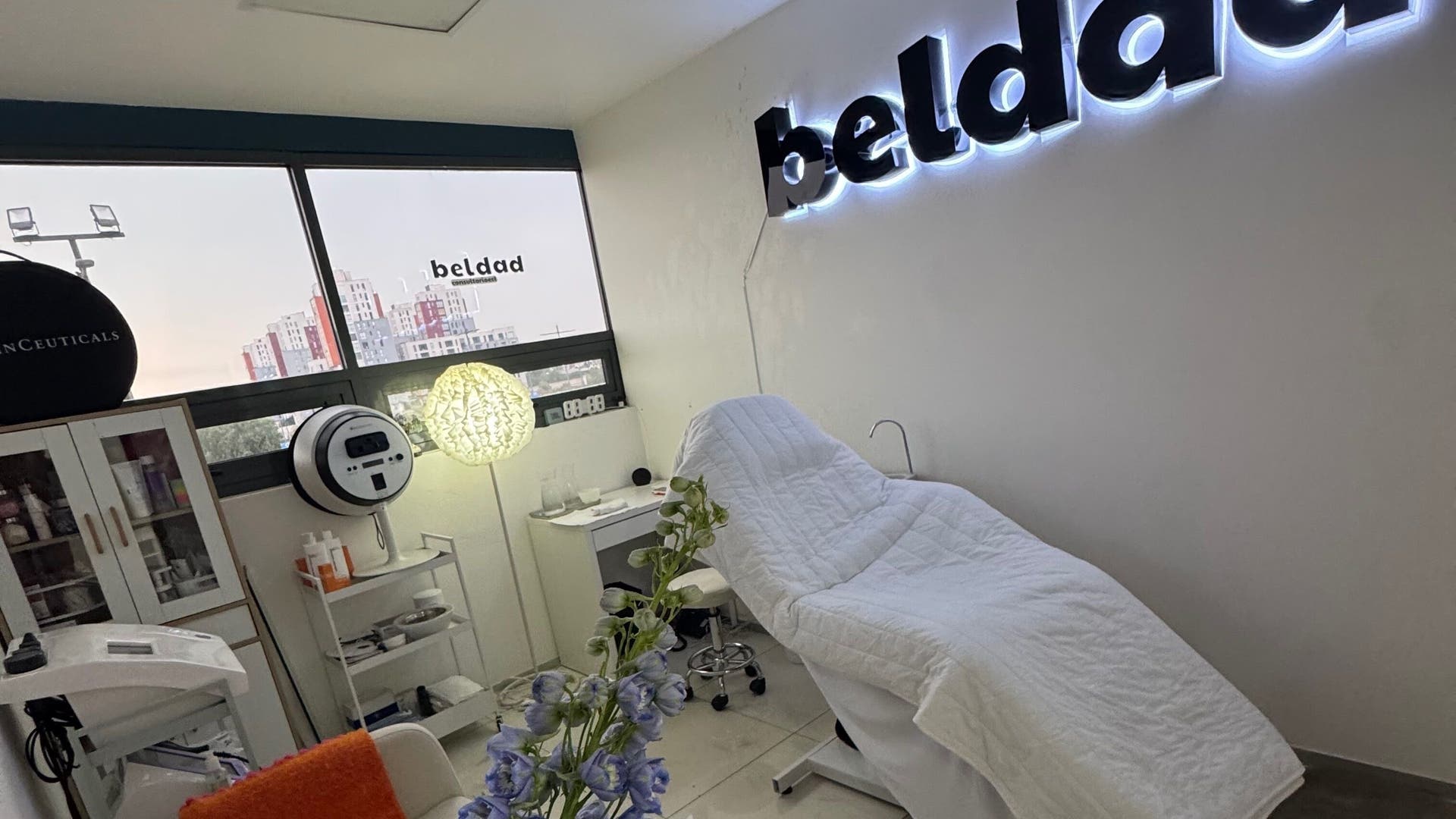 Habitación de spa en Beldad.mx, San Francisco Coacalco, Estado De México, MX, con camilla y decoración serena.