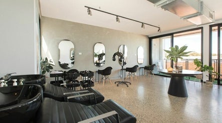 Jorge Viota Hairdressing and Barbers изображение 3