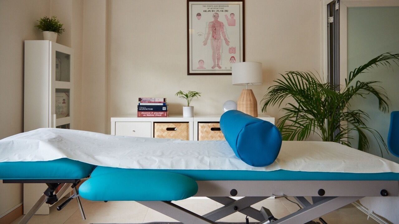 Sala de tratamento na Clínica Sintra Saúde, Agualva-Cacém, Lisboa, PT com mesa de massagem e decoração relaxante.