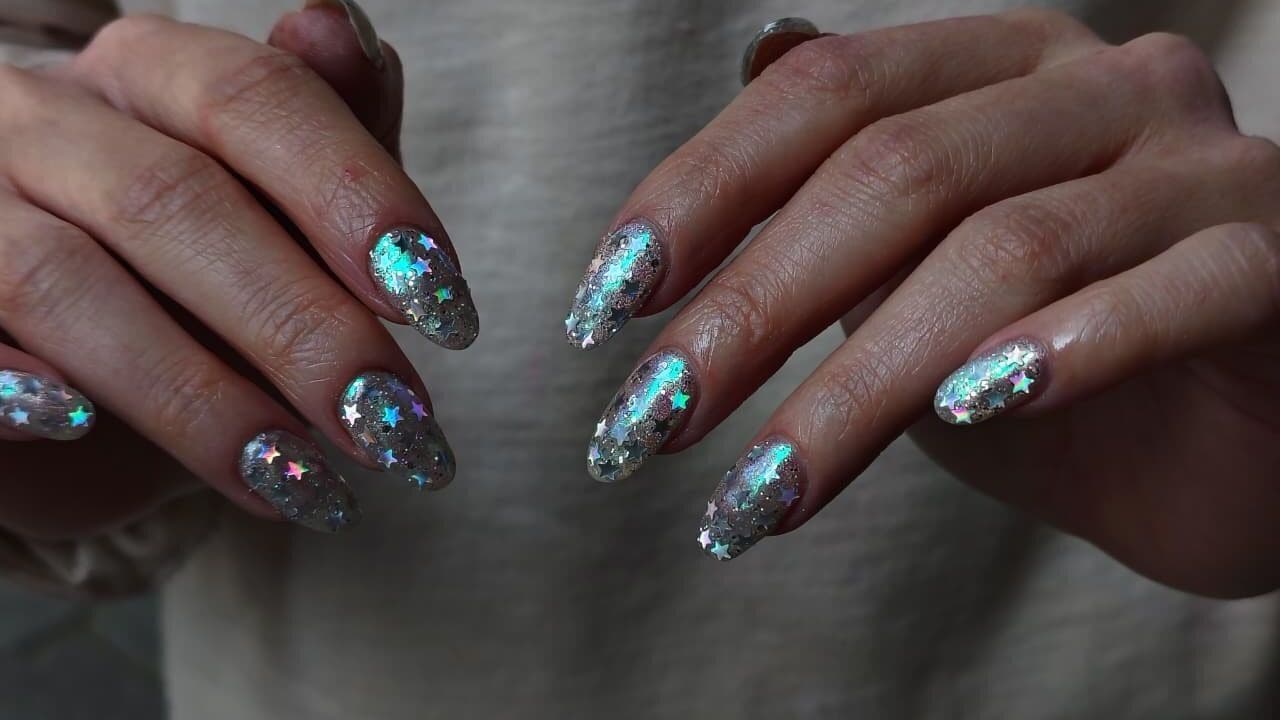 Uñas decoradas con estrellas brillantes en We are Beauty, Ciudad De México, Ciudad De México, MX.