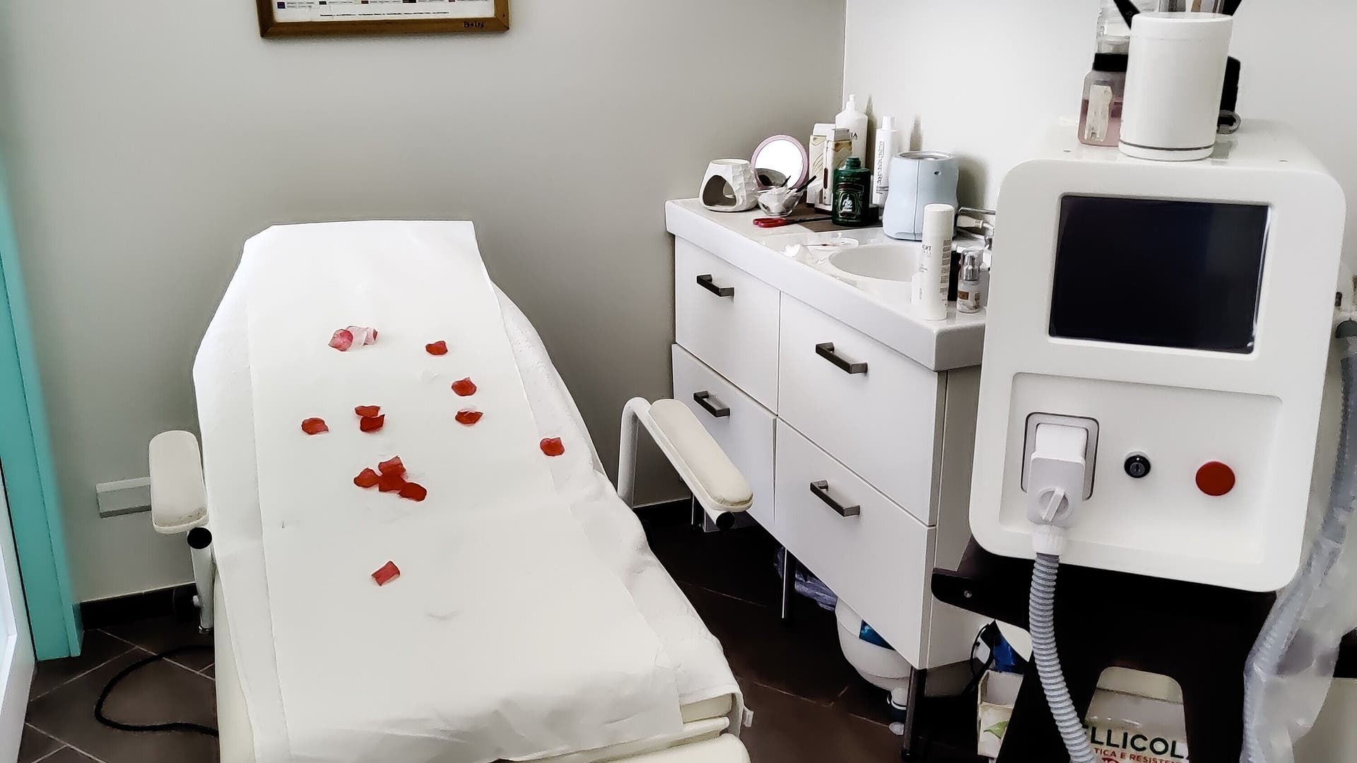 Letto di trattamento con petali a Silhouette Vittuone - Centro Estetico e Benessere, Vittuone, Lombardia, IT.