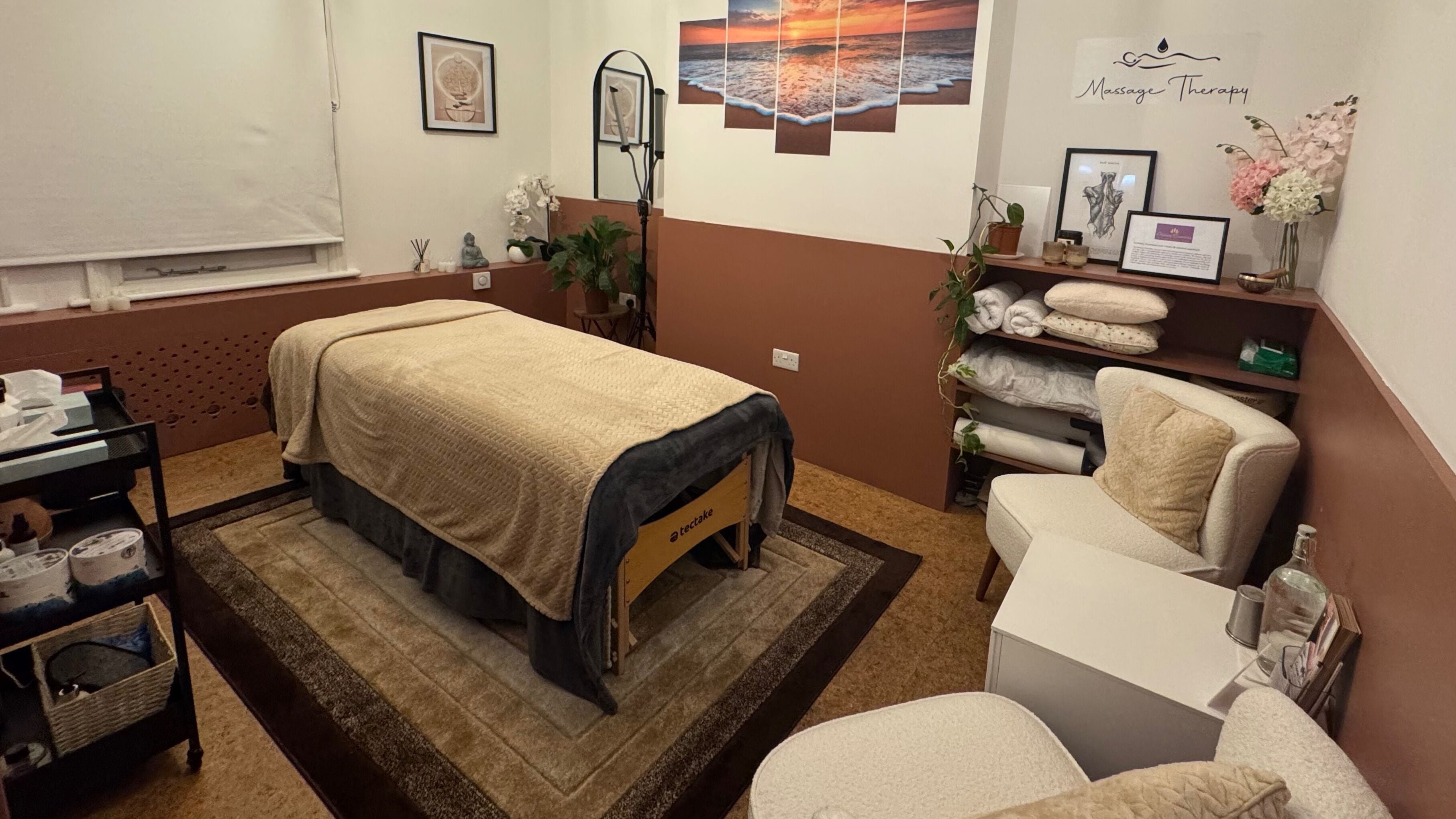 Relaxing therapy room at Alchemy Essentials East Dulwich, London, England, GB with cozy massage bed and decor.