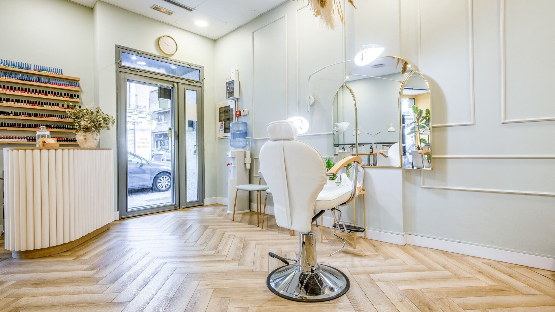 Sala elegante de La Esmaltería en Madrid, Comunidad De Madrid, ES, con silla blanca y decoración moderna.