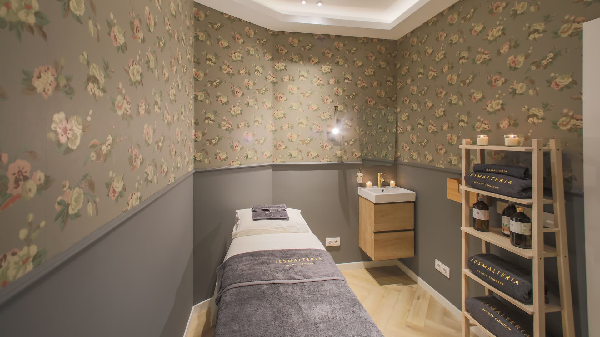 Sala de tratamientos en La Esmaltería - Caleido, Madrid, Comunidad De Madrid, ES, con decoración floral.
