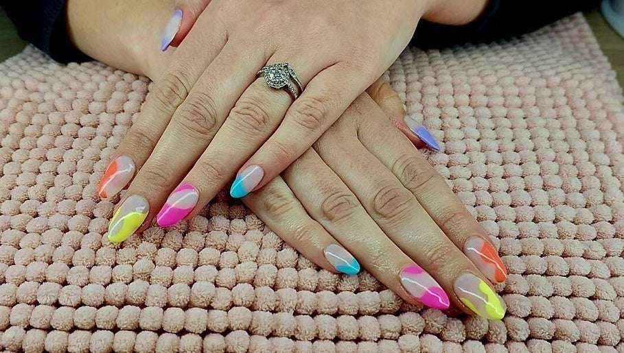 Lilly-mai Nails @ Exquisite Beauty Emporium Salon billede 1