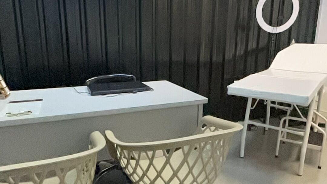 Sala de tratamento na Estética Cecília de Paula, São Paulo, São Paulo, BR, com mobília moderna.
