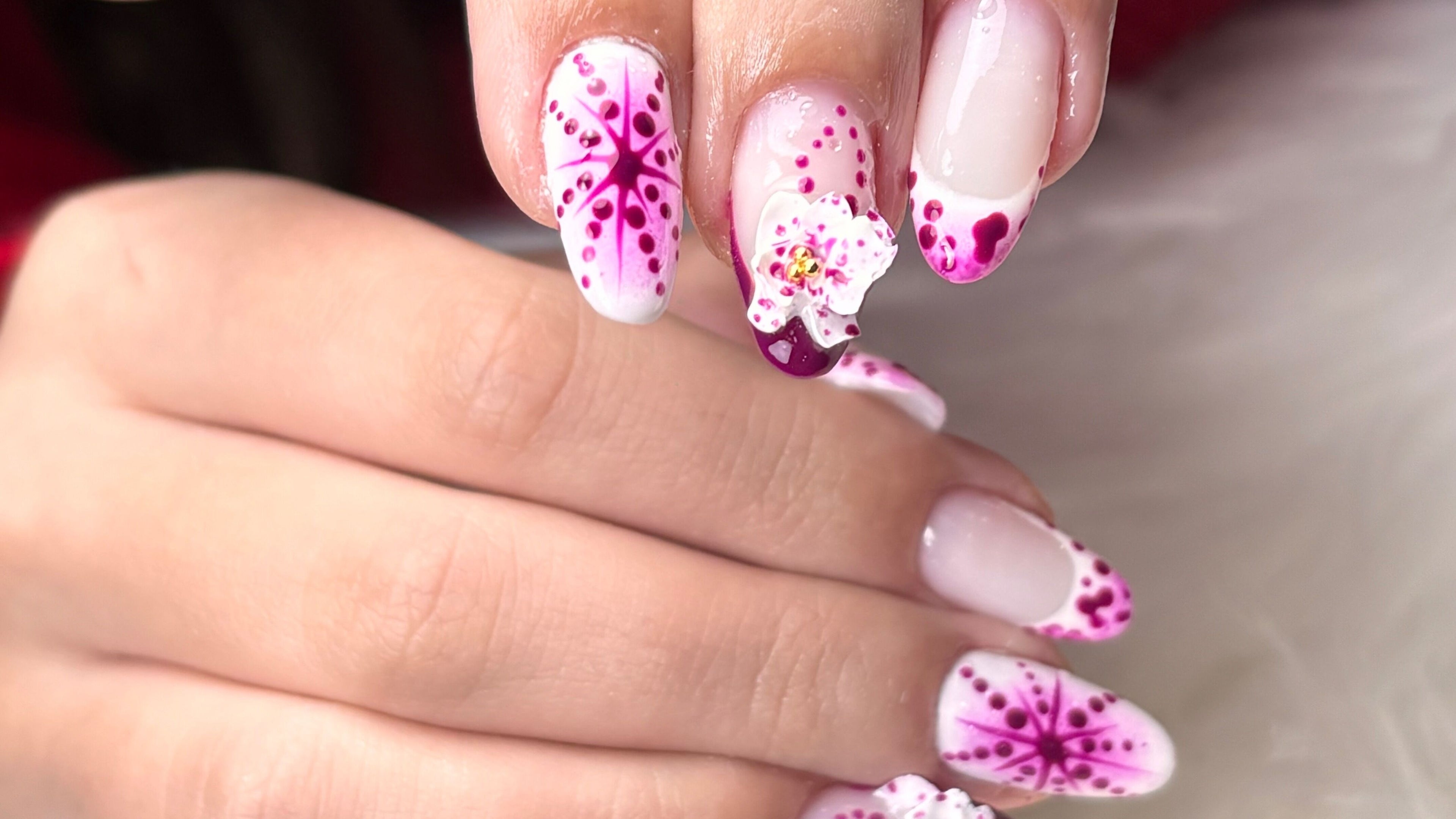Design de unhas com flores rosa em Pri Pimentel Nails, Braga, Braga, PT, exibindo arte detalhada.