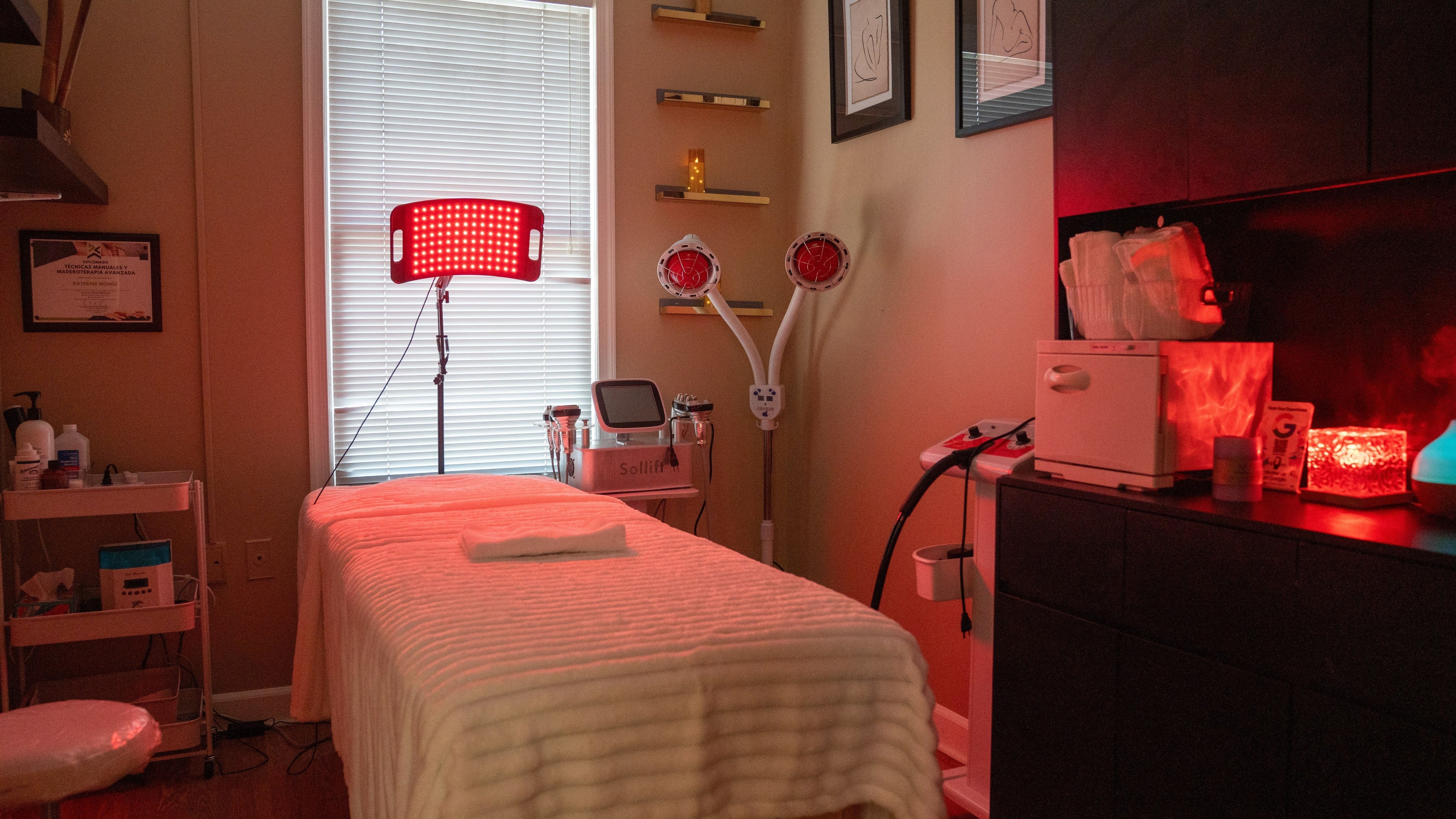 Tranquil laser therapy room at Cosmedici Laser, Montgomery Village, Maryland, US, featuring modern equipment.