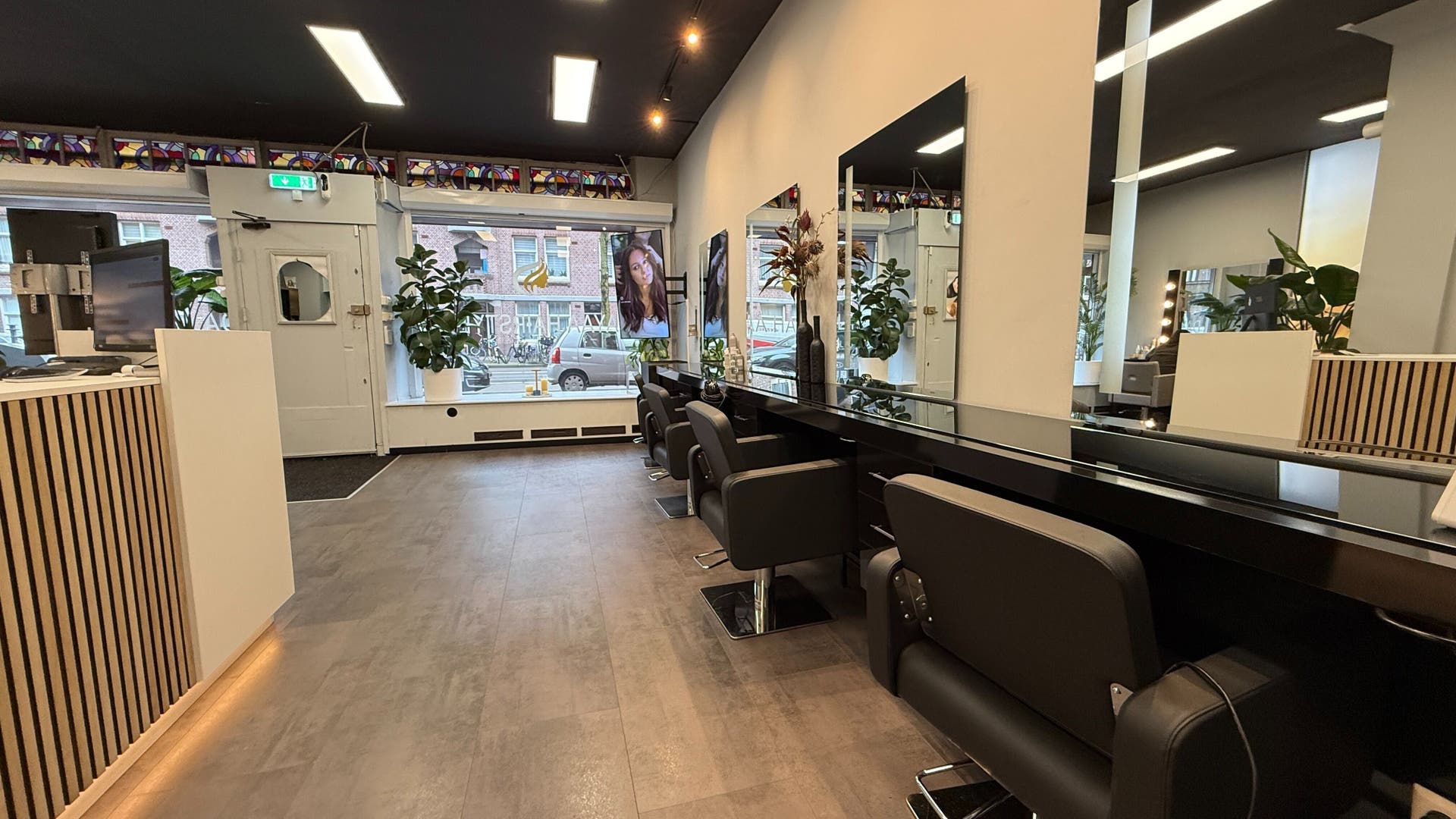 Interieur van Dayaa Hairstyling in Amsterdam, Noord-Holland, NL met stijlvolle kappersstoelen.