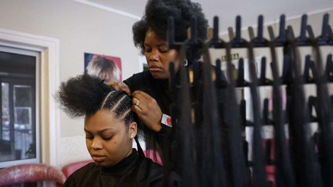 Profissional trançando cabelo no Larson Beauty em Lisboa, Lisboa, PT, realçando beleza natural.
