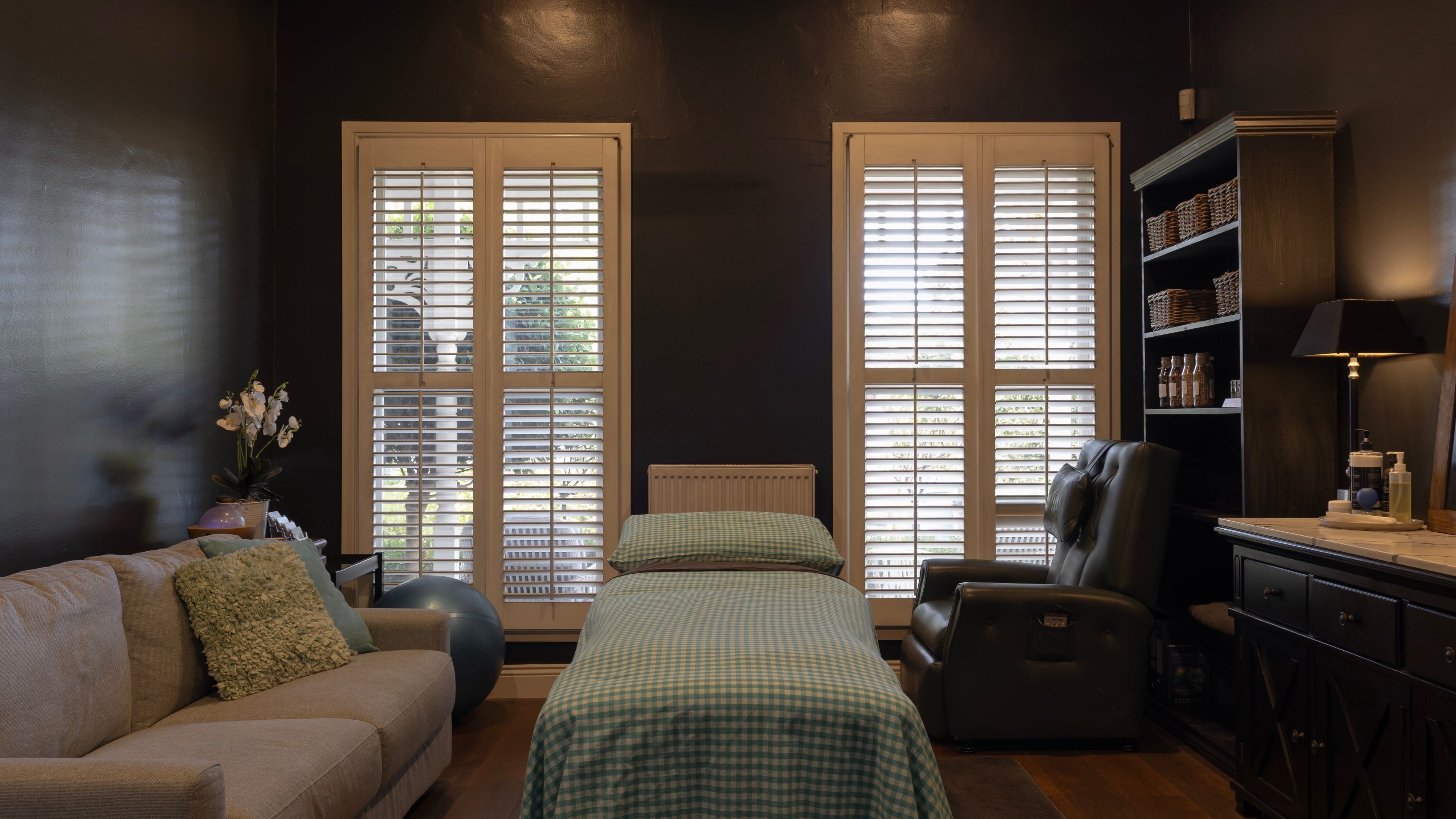 Calming massage room at GT Massage in Melbourne, Victoria, AU with soft lighting and cozy furnishings.