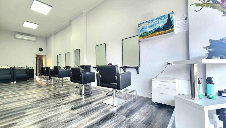 La V Hairdressing billede 1