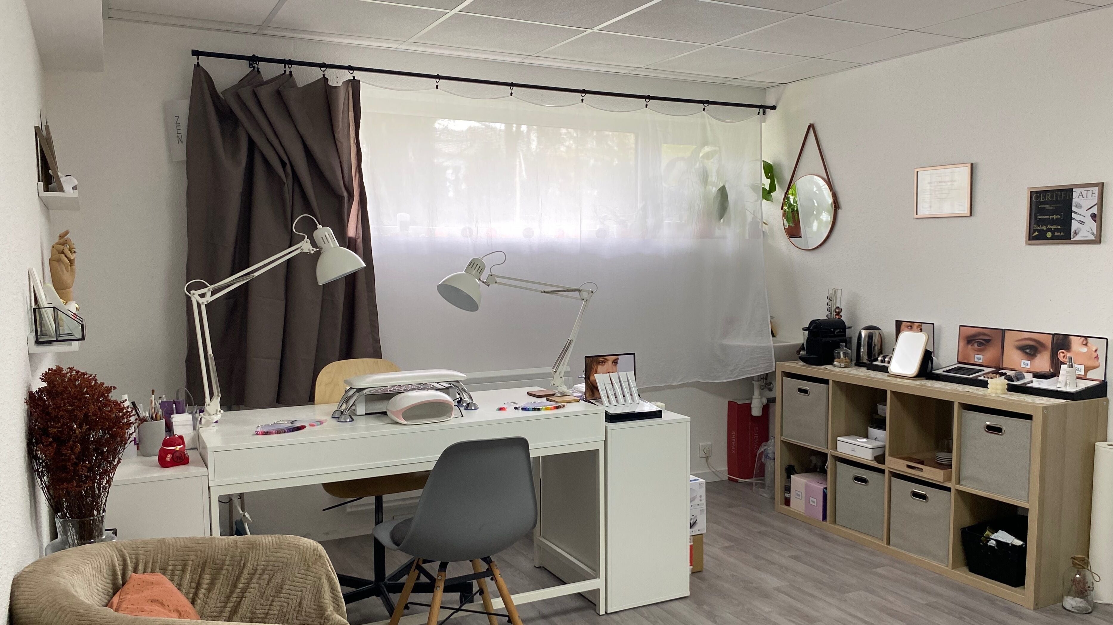 Intérieur lumineux du salon L’Atelier d’Angéline à Dannemarie, Grand Est, FR, offrant un espace de travail paisible.
