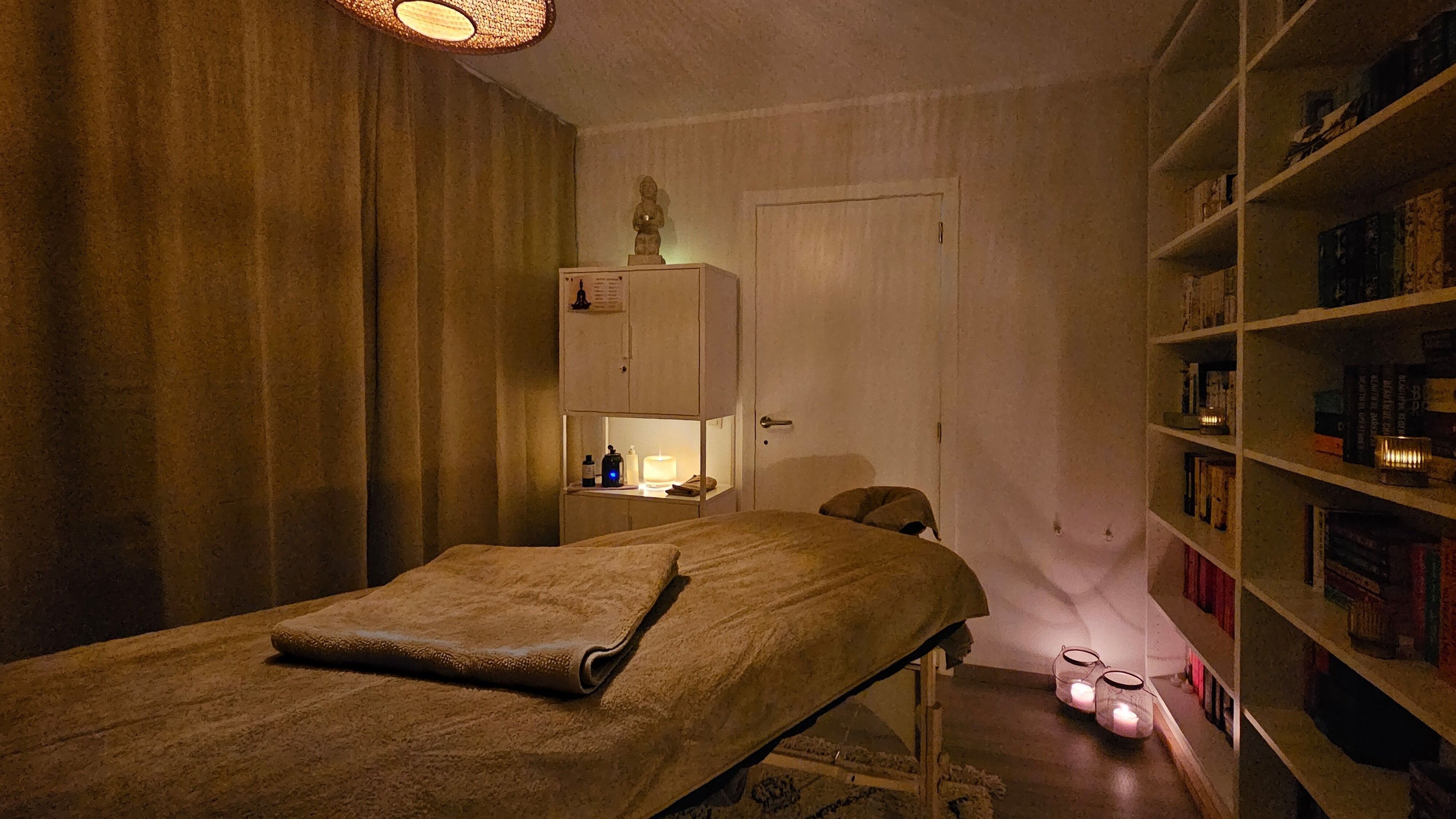 Gezellige spa-ruimte met massagetafel bij Levensrust in Kortrijk, Vlaams Gewest, BE.