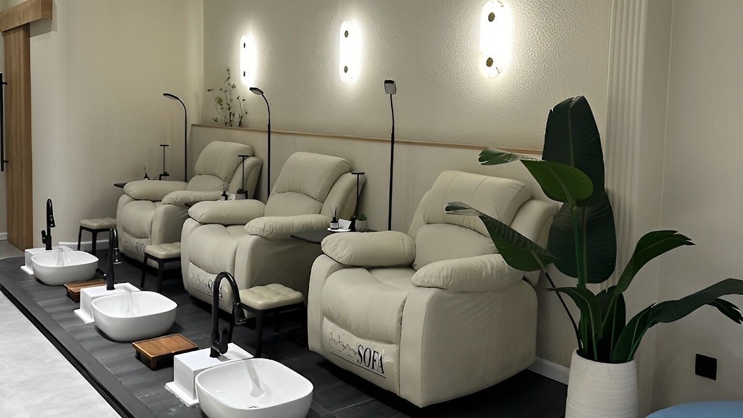Luxurious pedicure chairs at AYA BEAUTY, الدمام, المنطقة الشرقية, SA for a premium spa experience.