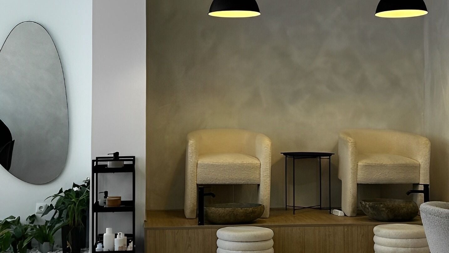 Espaço elegante em G Beauty Concept em Porto, Porto, PT, com cadeiras de design minimalista e luz suave.