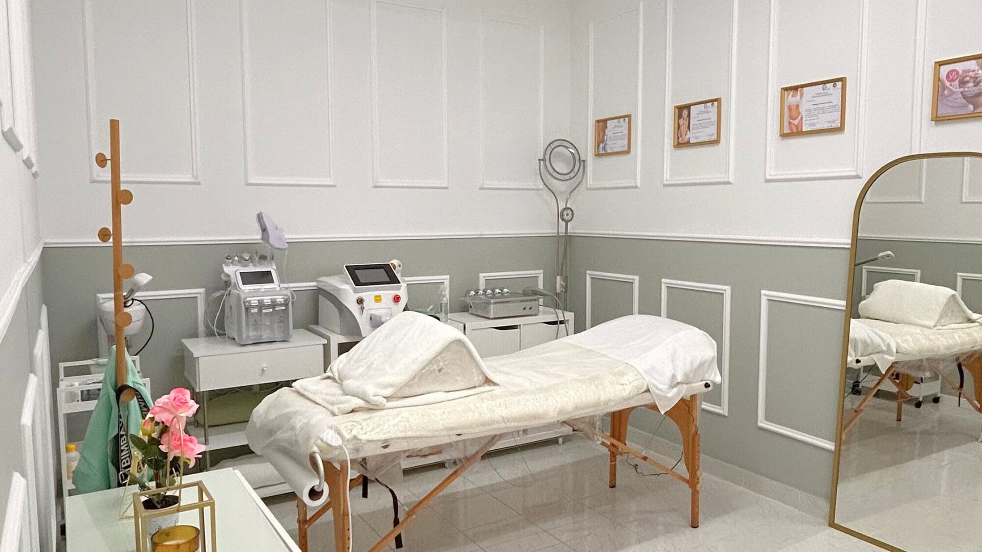 Sala de tratamento elegante em Essence Body, Algueirão-Mem Martins, Lisboa, PT com equipamentos modernos.