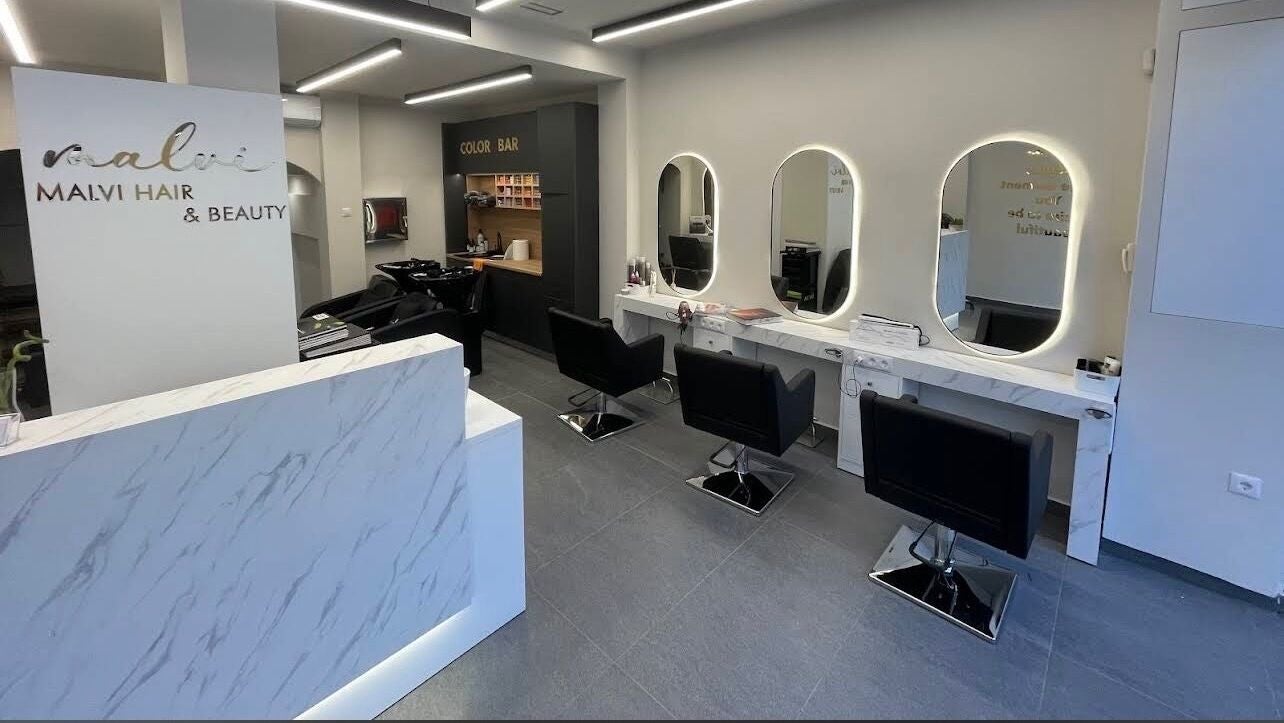 Εσωτερικό του Malvi Hair & Beauty στην Αθήνα, Ελλάδα, GR με μοντέρνα καθίσματα και διακοσμητικά.