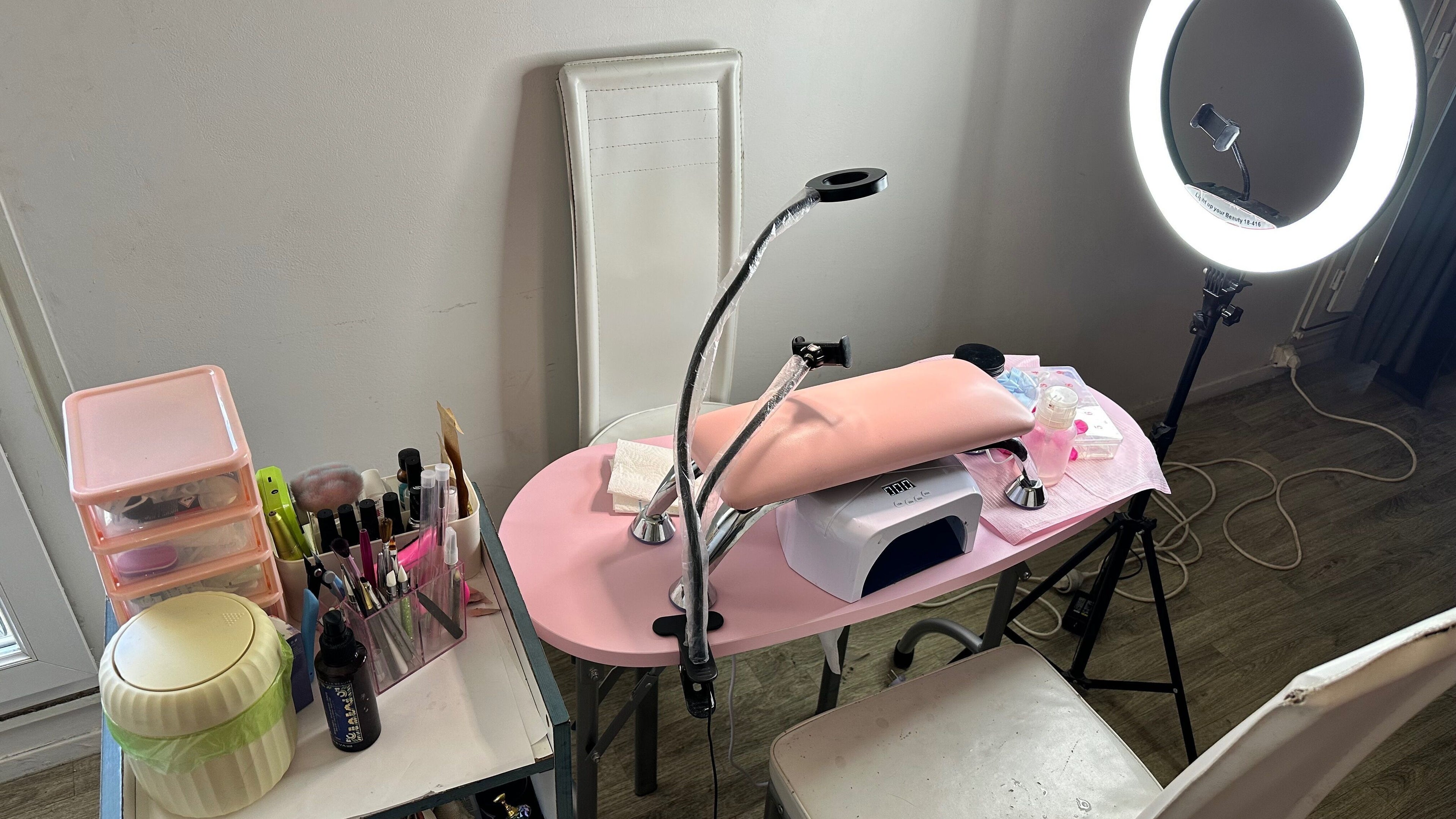 Poste de travail élégant pour manucure chez Beaute Nailz à Angoulême, Nouvelle-Aquitaine, FR.