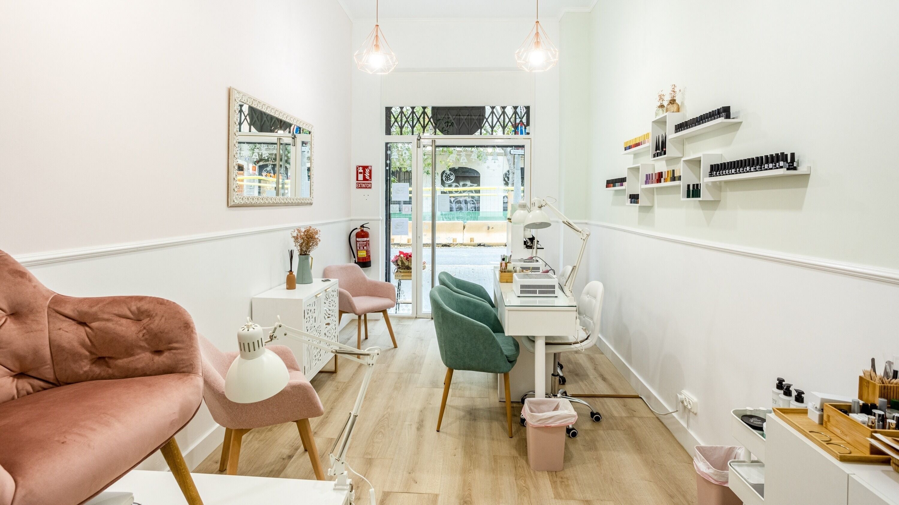 Espacioso salón de Trend y Nails en Barcelona, Catalunya, ES con decoración elegante y asientos acogedores.