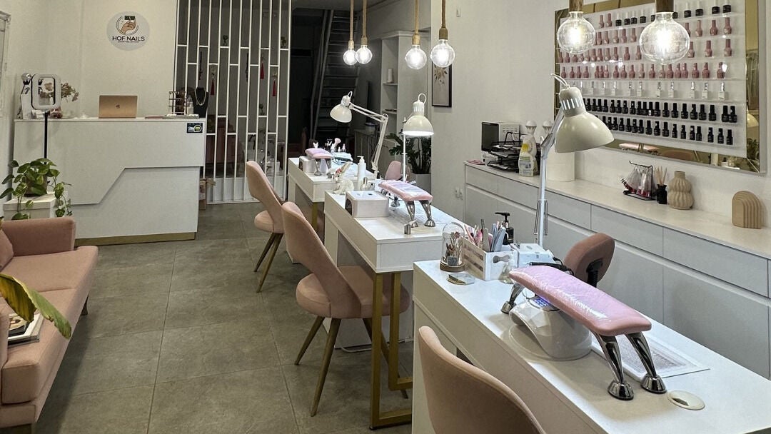 Σαλόνι ομορφιάς, hof nails kallithea, Kallithea, GR με φωτεινή διακόσμηση και κομψά έπιπλα για περιποίηση νυχιών.