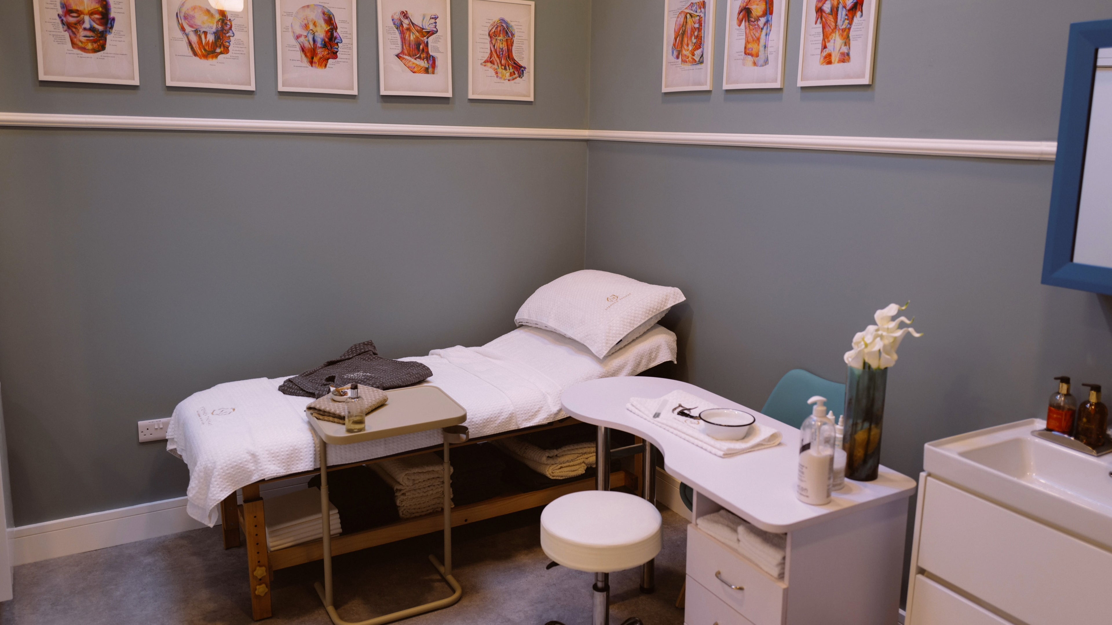 Tranquil treatment room at Stephen Thomas Male Grooming and Skin Clinic, Dublin, County Dublin, IE featuring a bed and decor.