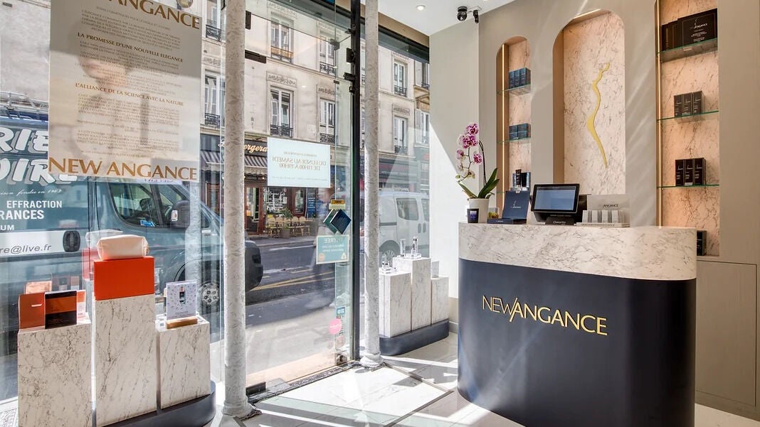 Intérieur du salon New Angance à Paris, Île-de-France, avec comptoir et décor raffiné.