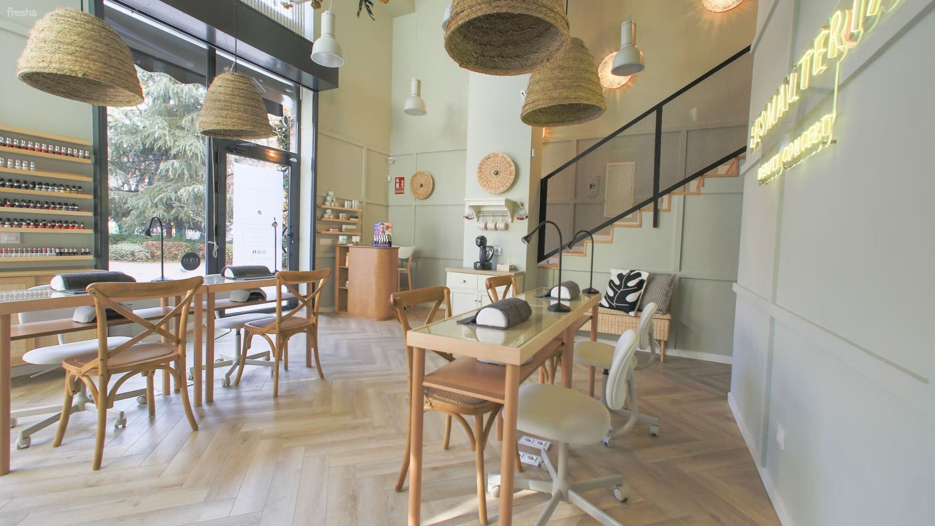 Interior moderno de La Esmaltería - Los Metales en Madrid, Comunidad De Madrid, ES, con decoración artesanal.