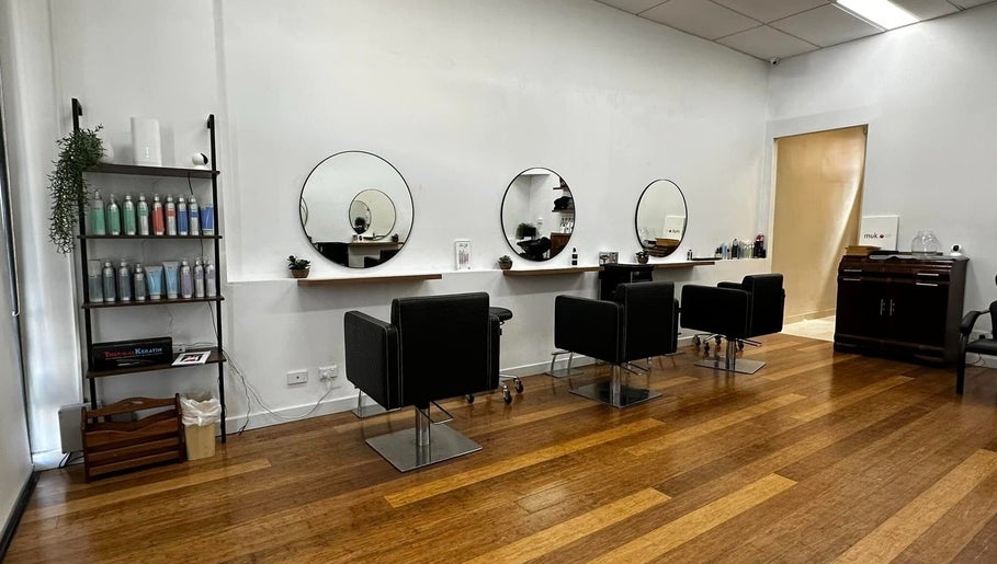 Image de Taking Care of Business Hairdressing 1