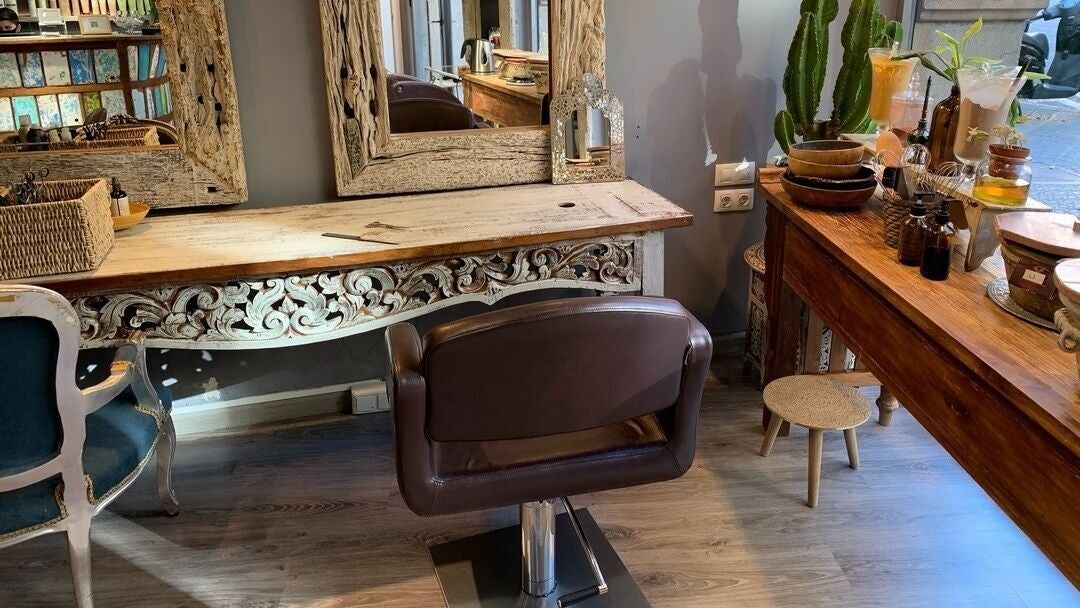 Interior acogedor de Hammam & Henna en Barcelona, Catalunya, ES, con muebles rústicos y decoración natural.