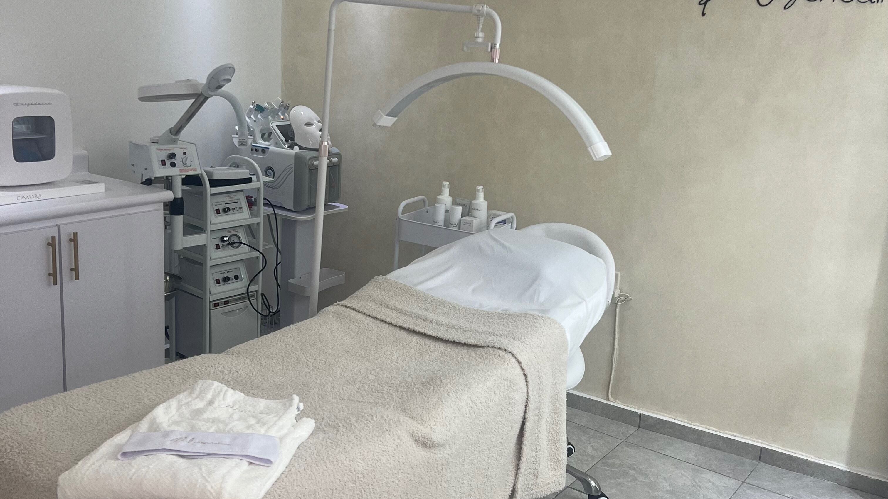 Sala de tratamientos en Pieles en Calma, Gurabo, PR, equipada para el cuidado facial y corporal.