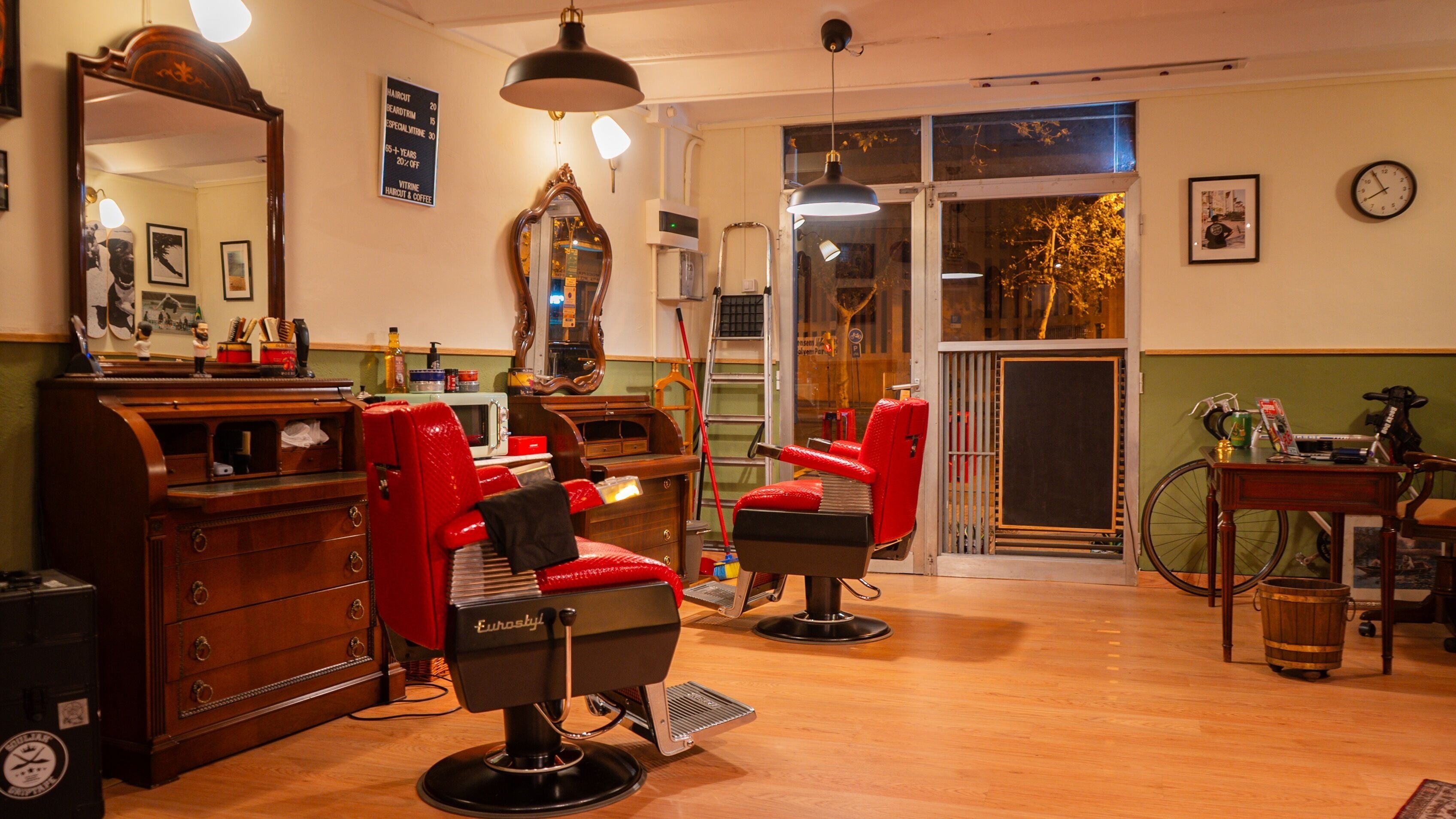 Interior clásico de Vitrine Tradicional Barber en Barcelona, Catalunya, ES, reflejando elegancia y estilo retro.