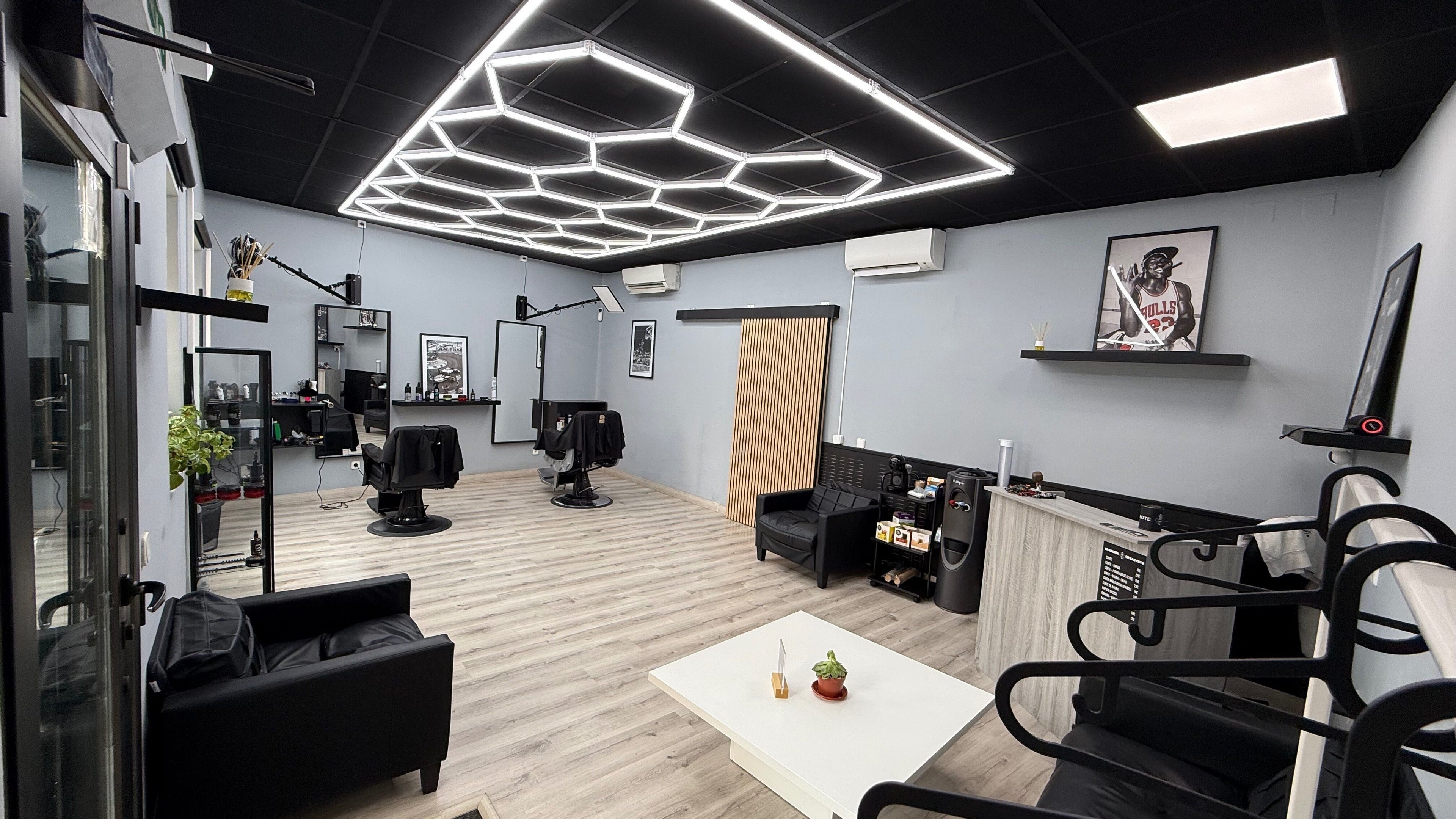 Interior moderno de Urban Cuts en Madrid, Comunidad De Madrid, ES, con sillas y decoración elegante.