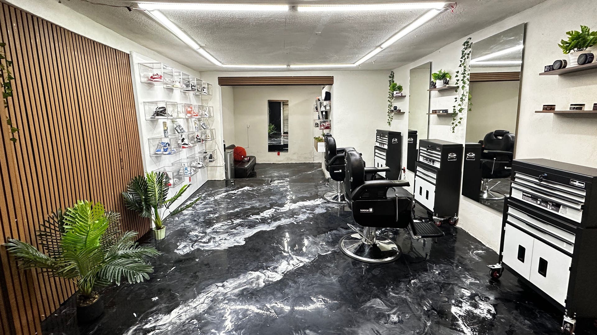 Interior moderno de Tulum Barbershop | Barbería | Atizapán en Ciudad López Mateos, Estado De México, MX.