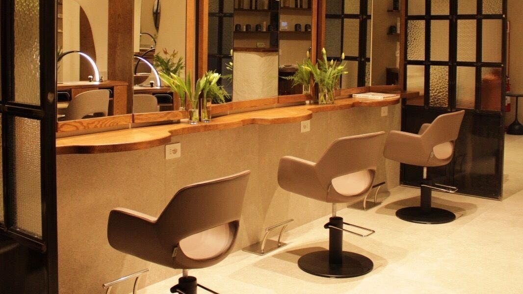 Interno elegante di BREBA LAB a Altamura, Puglia, IT con specchi e sedute moderne.