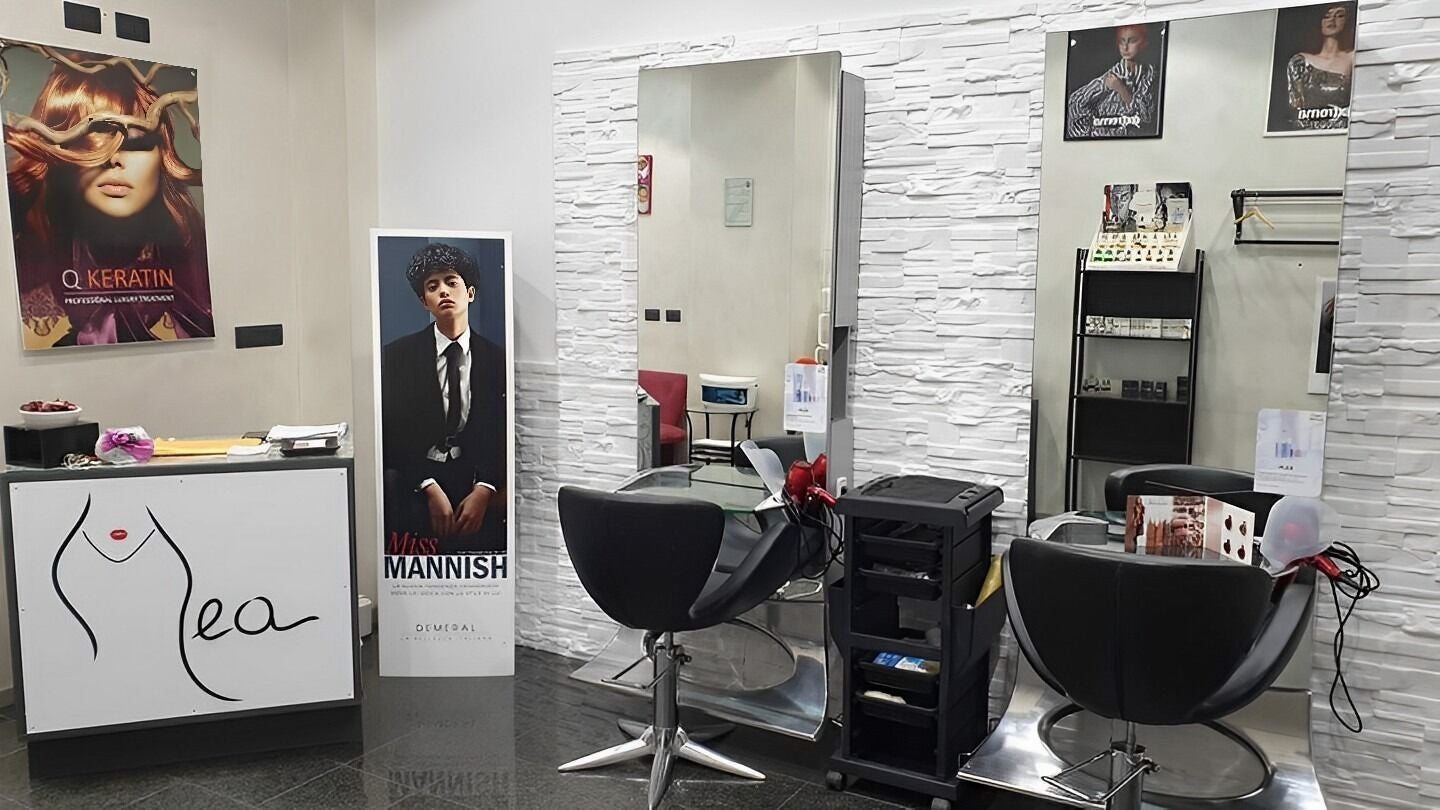 Interno di Mea Parrucchieri a Torino, Piemonte, IT con posti styling moderni e alla moda.