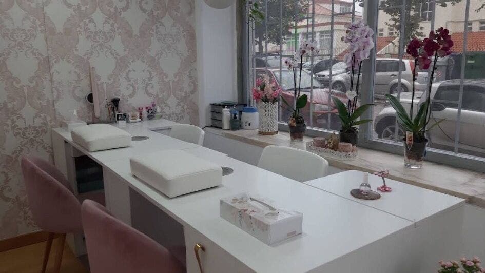 Sala de manicure em Ana Melo - Estética & Cosmetologia Avançada, Agualva-Cacém, decorada com toques de rosa.