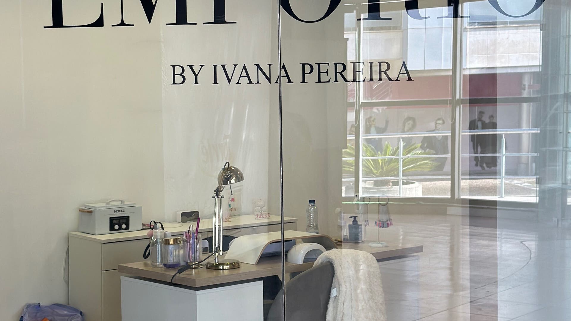 Interior do Empório Nails Designer em São Cosme, Porto, PT, mostrando uma mesa de trabalho organizada.
