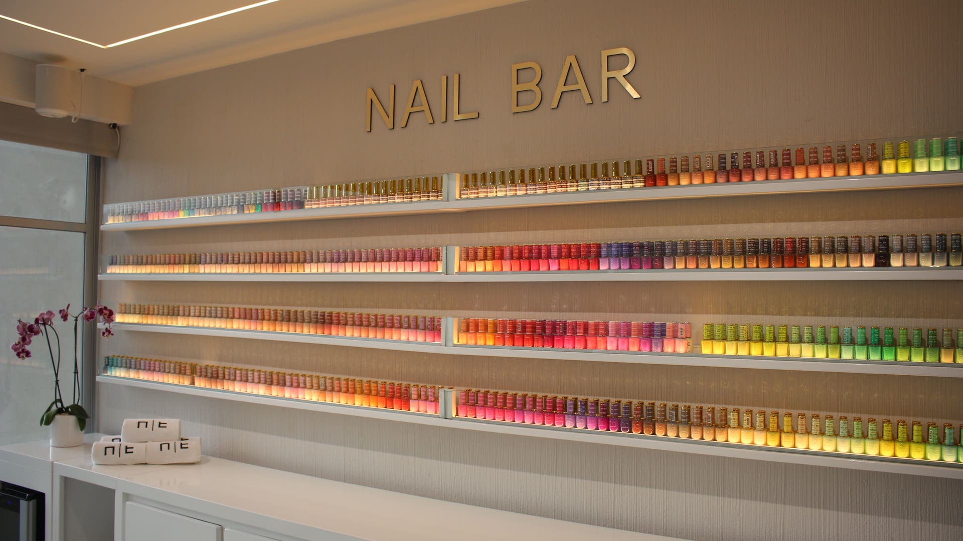 Muestra de esmaltes coloridos en Nail Time! Bosque Real, Naucalpan De Juárez, Estado De México, MX.