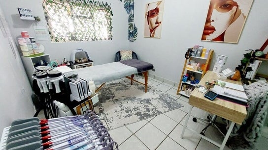 Izelke's Sculpt And Glow Studio