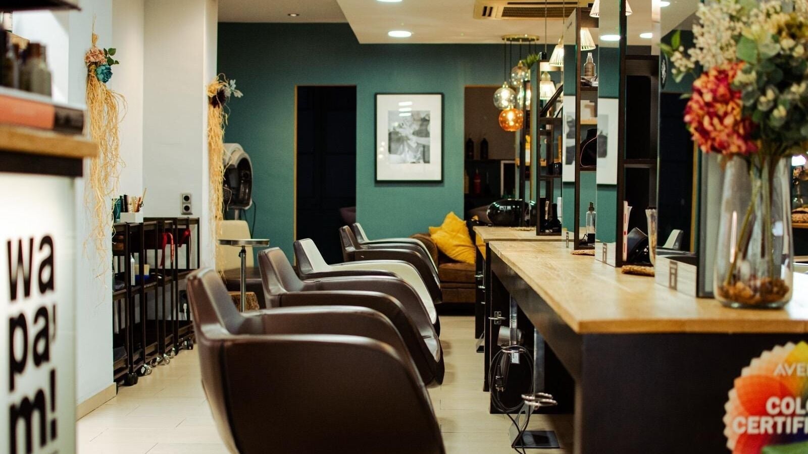 Interior elegante de Wapa'm Beauty Coworking & Salon en Barcelona, Catalunya, ES con sillas y espejos.