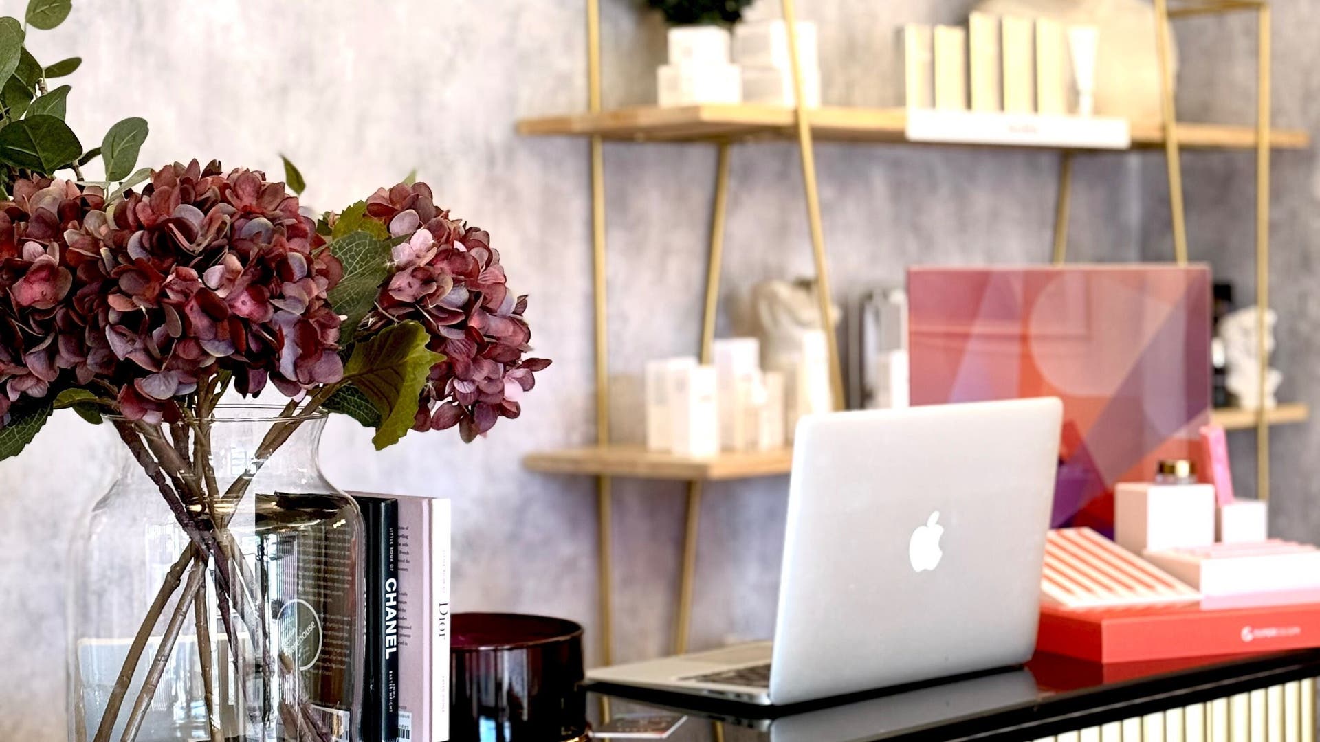 Decoración moderna en Teboribrows, Madrid, Comunidad De Madrid, ES con flores y laptop en estantería elegante.