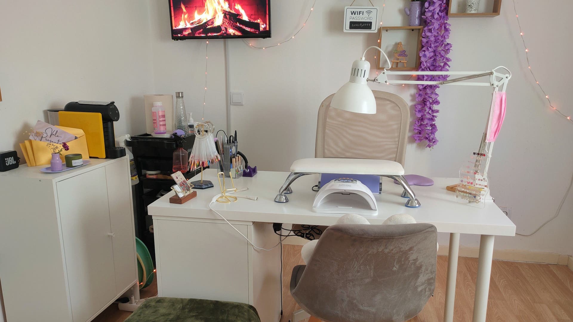 Mesa de estética no Beauty Nails, Valbom, Porto, PT, com decoração acolhedora e equipamento de manicure.