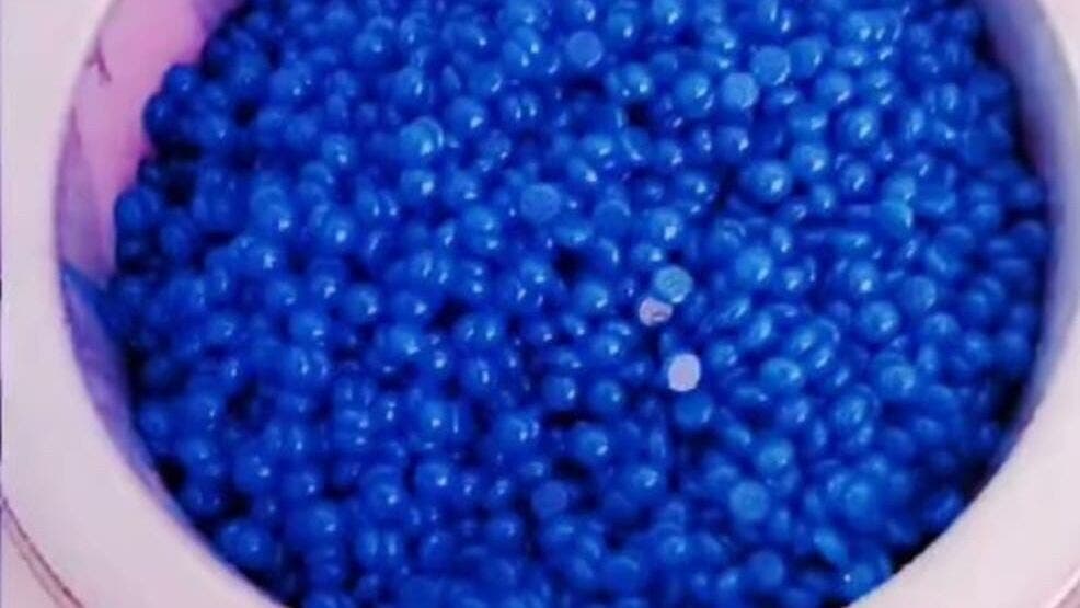 Perlas de cera azul en Glow Wax Studio, Ciudad De México, MX para depilación eficaz.