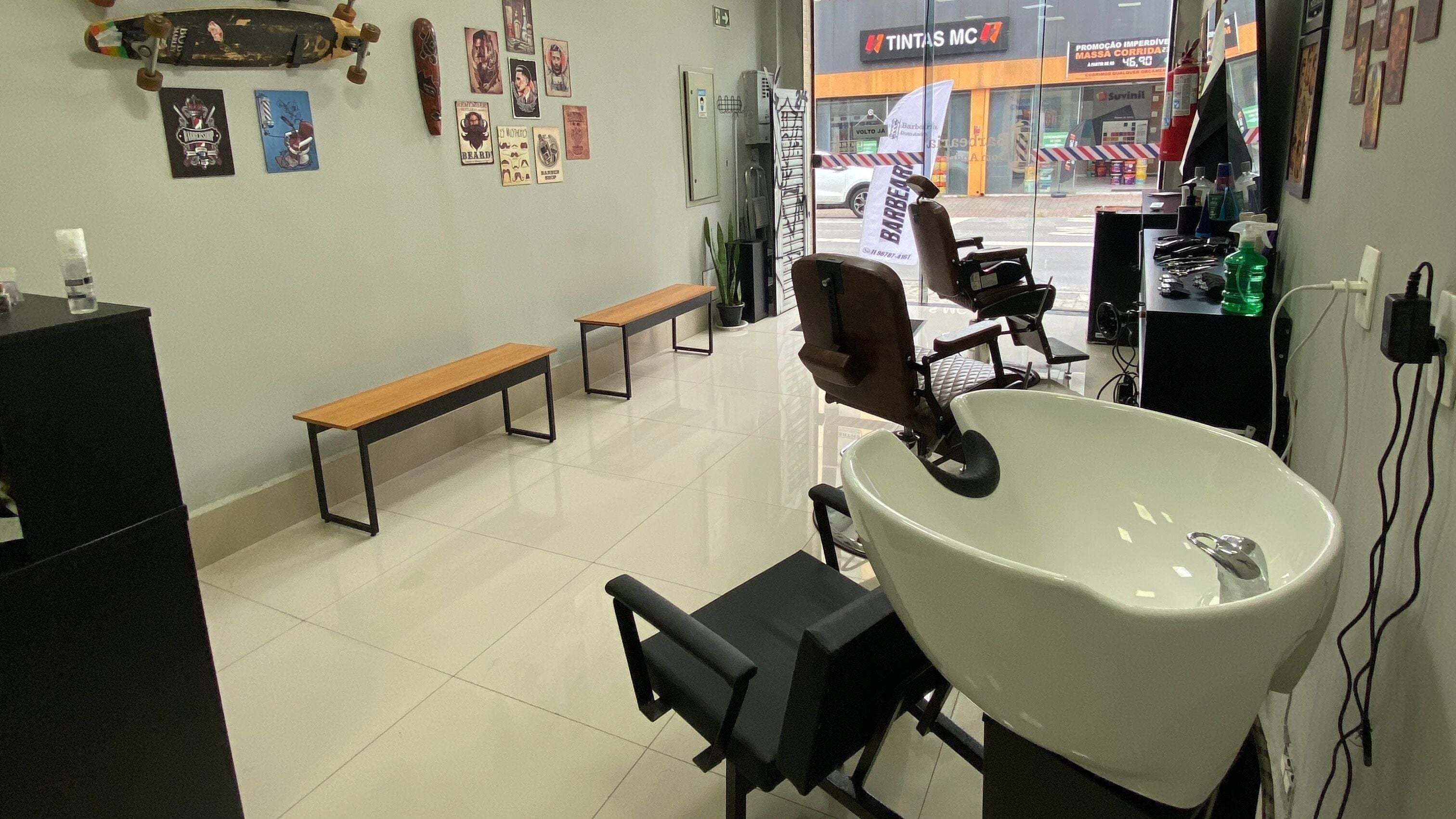 Interior moderno da Barbearia Dom André, São Paulo, São Paulo, BR, com cadeiras de barbearia e decoração estilosa.