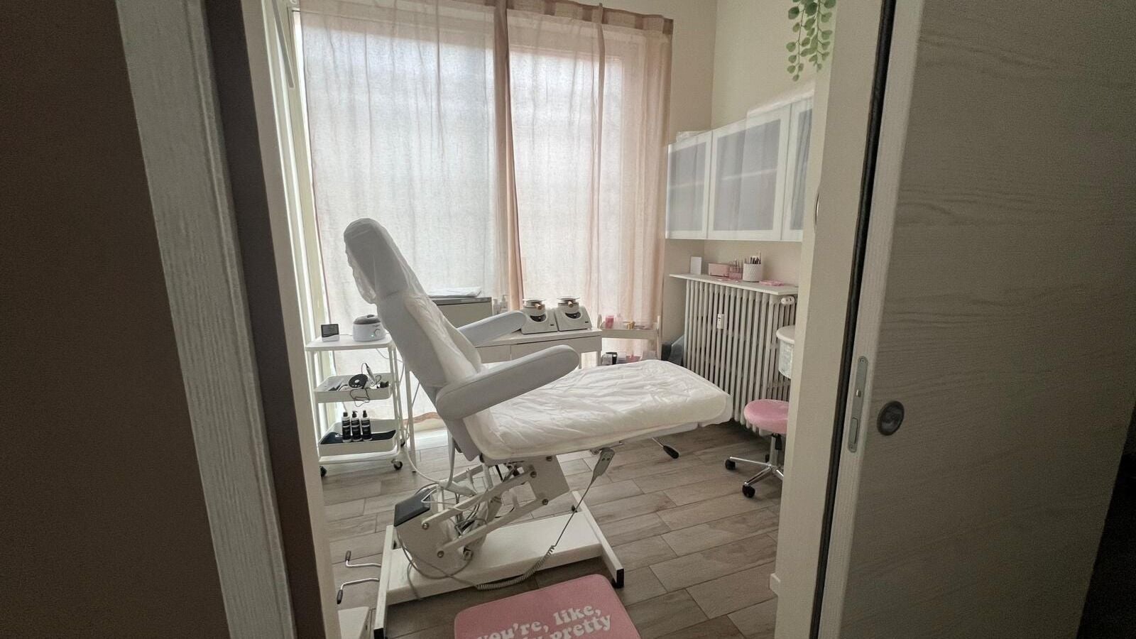 Sala di trattamenti elegante a DE BEAUTY Corner, Pinerolo, Piemonte, IT con poltrona bianca e attrezzature.