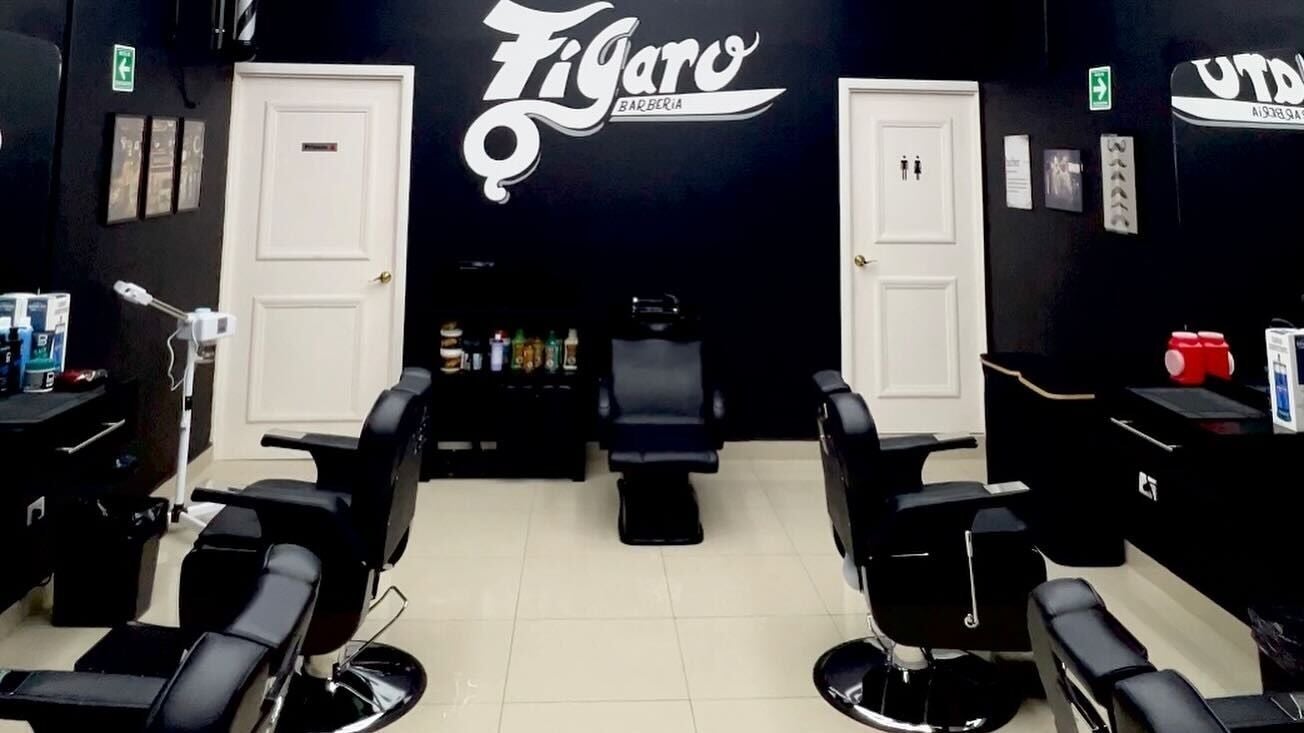 Interior moderno de Fígaro Barbería en Monterrey, Nuevo León, MX, con sillas de barbero y decoración elegante.